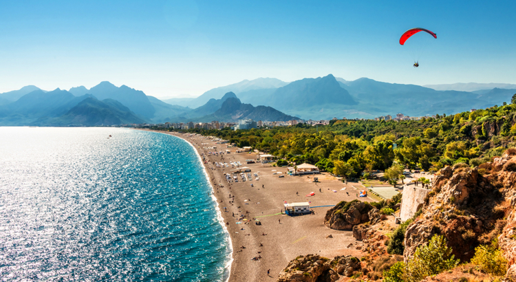 Türkei Antalya Panorama Strand mit Bergen Foto iStock Neurobite.jpg